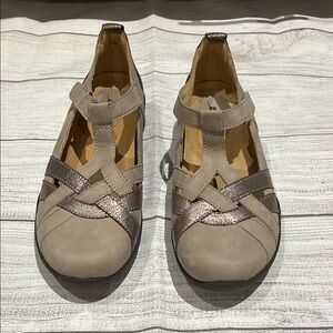 NWOT Earth Women's Ocelot Taupe Nubuck Adjustable T-Strap Mary Jane Shoes